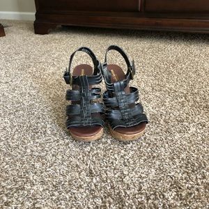 4.5” Strappy Black Target Wedge